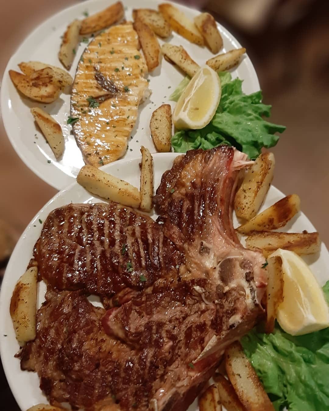 Costata di fassona e trancio di pesce spada alla griglia con patate