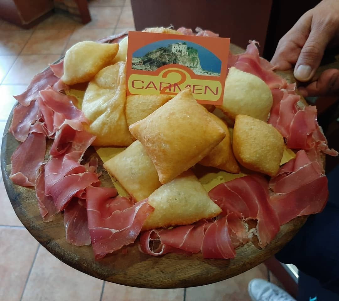Gnocco fritto con prosciutto crudo di Parma su tagliere