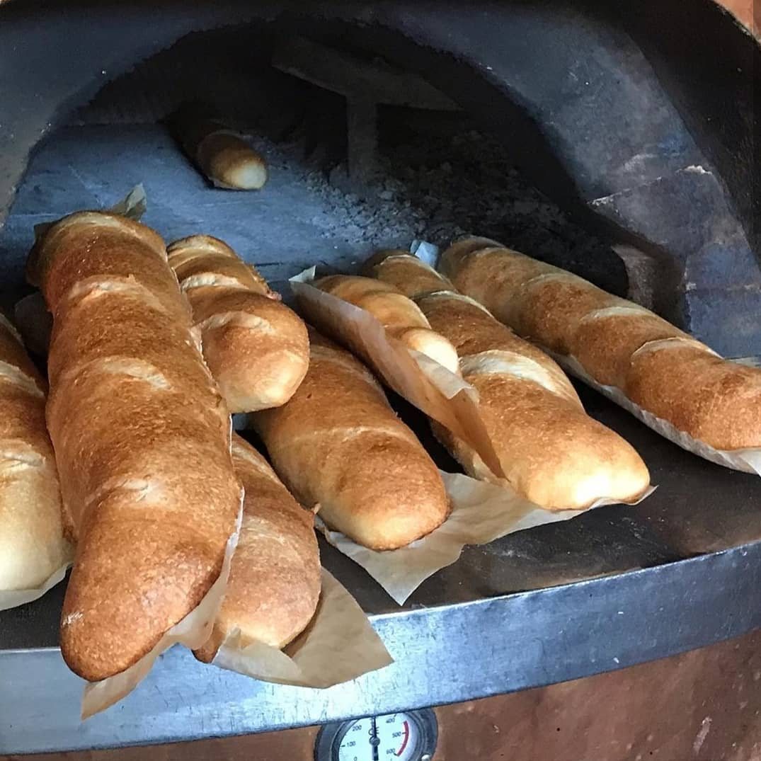 Pane fatto in casa nel forno a legna