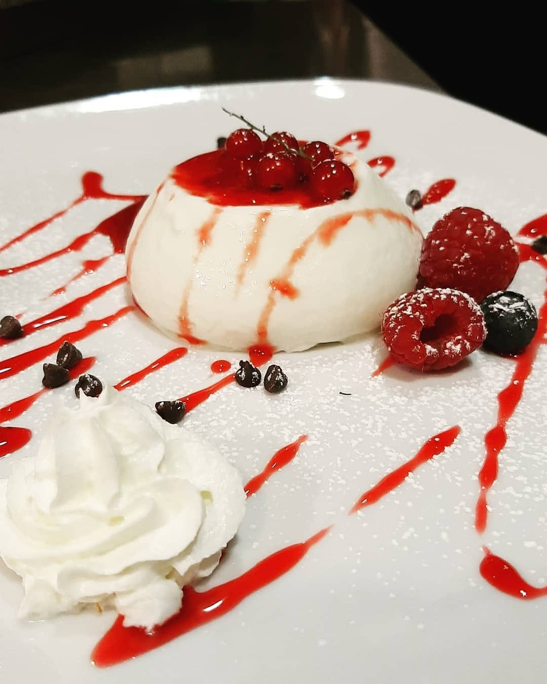 Panna cotta fatta in casa con frutti di bosco