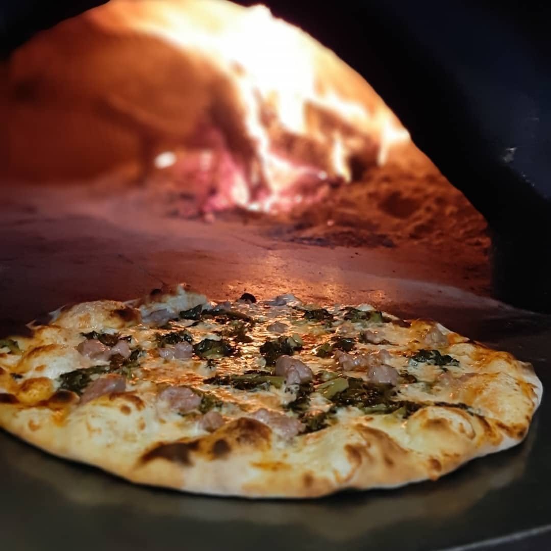 Pizza appena sfornata dal forno a legna di Carmen 2