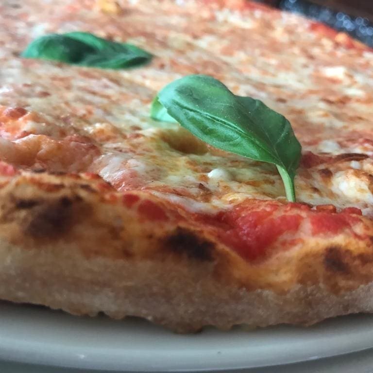 Pizza margherita con basilico fresco