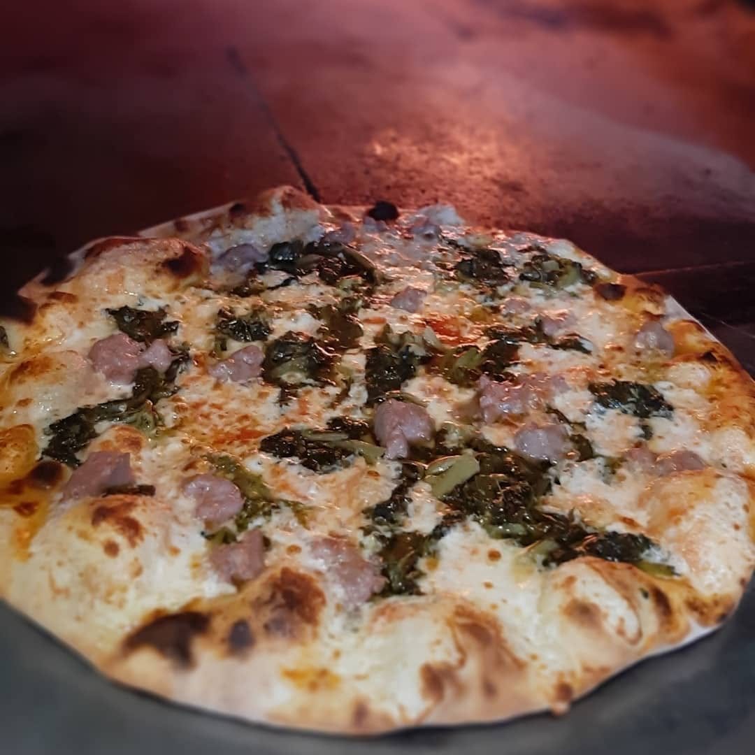 Pizza salsiccia e friarielli appena sfornata
